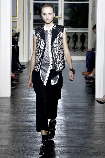 Look 16